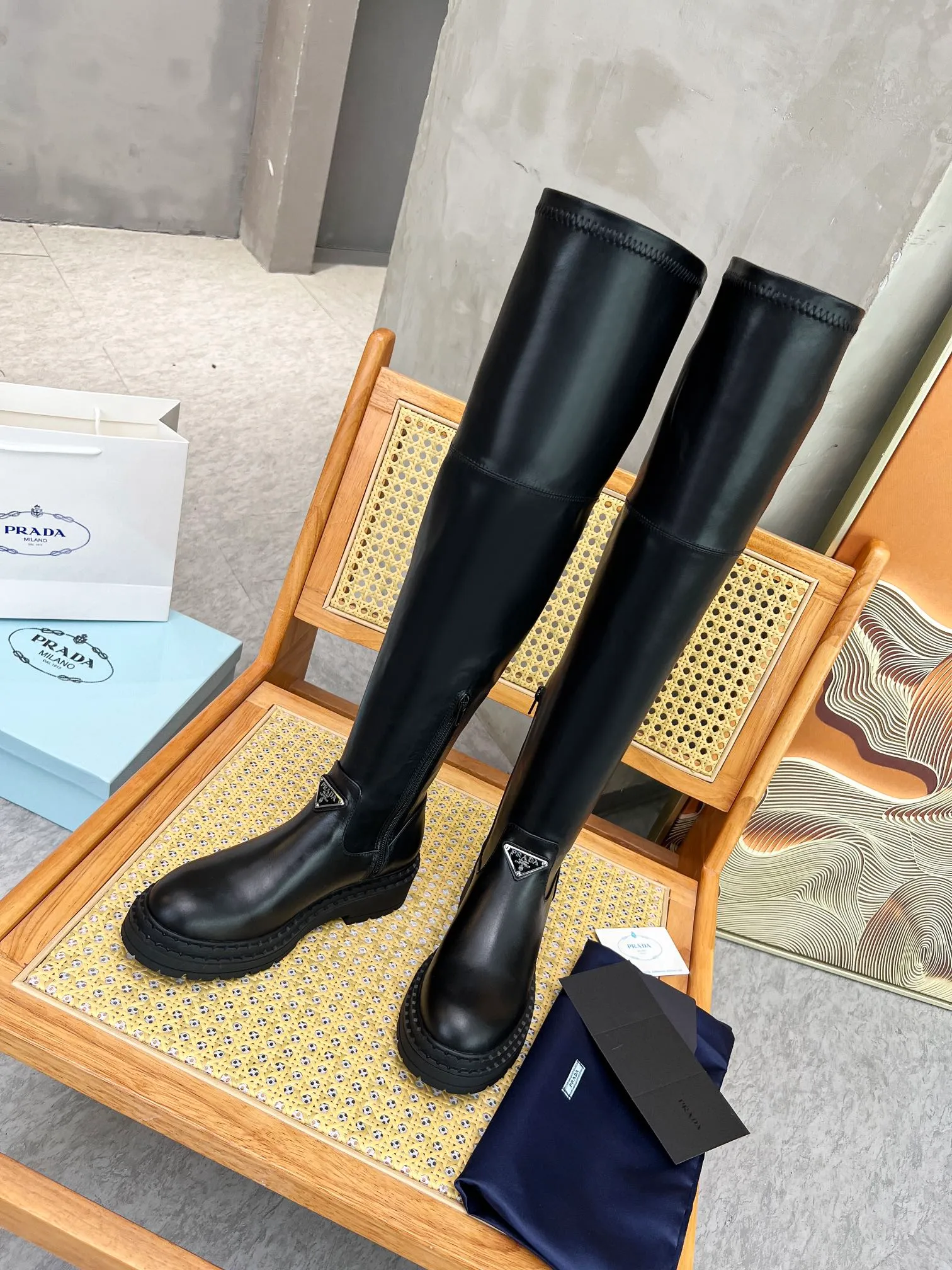 👟👟Ex-factory price 640👟👟 PRADA's top version of platform platform thick-soled pocket triangle logo. The original version is 1:1 customized and has been used by many Internet celebrities. This shoe has injection molded triangular letter luogo technology, which is very popular this year. Stretch boots can be worn for both leisure and sports... ❶Material: Customized cowhide ➕Boot elastic Pu. Injection-molded triangle logo ❷Inner lining: customized sheepskin ❹Outsole: original molded rubber outsole ❺Sole thickness: 4.5cm ❻Size: Women's 35-41.
